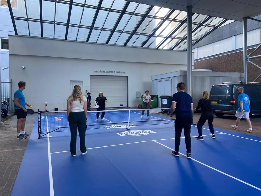 pickleball demonstratie tijdens bedrijfsevenement